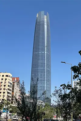 “グラントーレ・サンティアゴ“としても知られる64階建ての超高層ビル